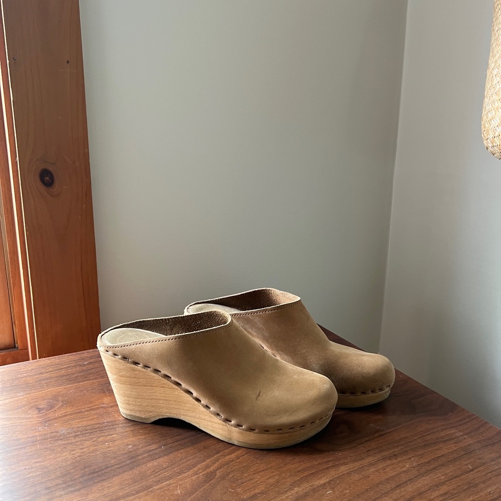 Women's Tan Clogs